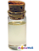 flaska som visar den typiska färgen på kardemumma eterisk olja